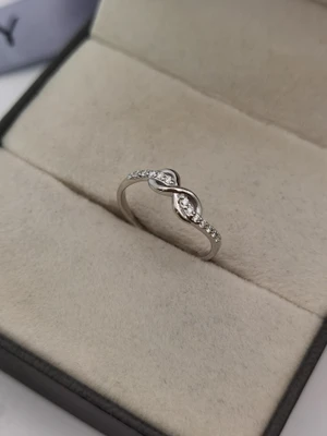 แหวนเพชร Iris Twist