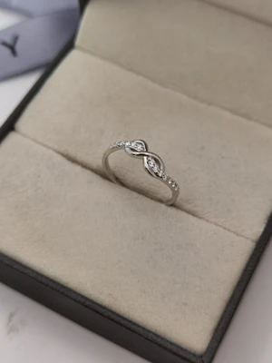 แหวนเพชร Iris Twist