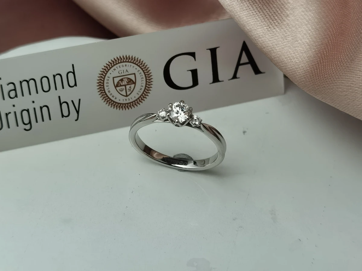 Perla Three Stone — Real piece