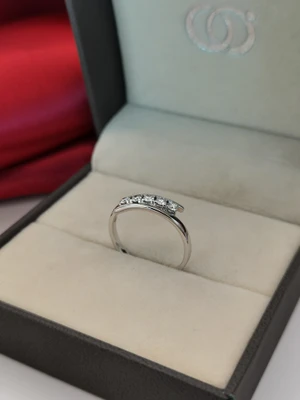 แหวนเพชร Adeline Flanked