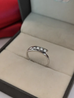 แหวนเพชร Adeline Flanked