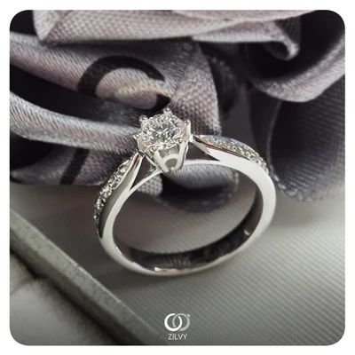 แหวนเพชร Fiora Flanked