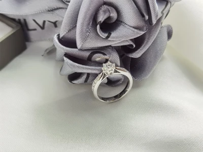 แหวนเพชร Fiora Flanked