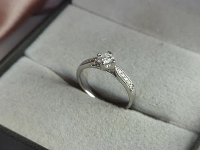 แหวนเพชร Amelie Flanked