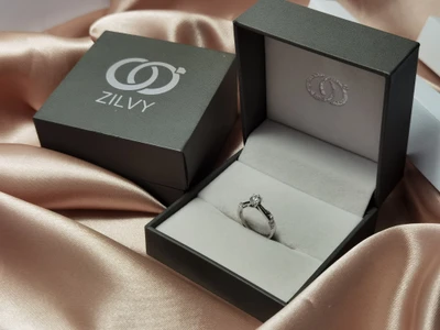 แหวนเพชร Luna Flanked