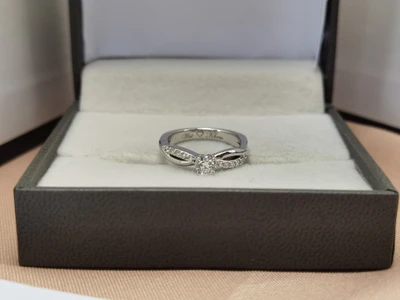 แหวนเพชร Vivienne Twist