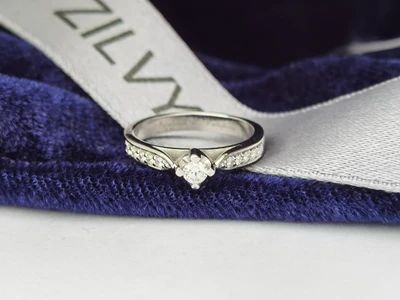 แหวนเพชร Isolde Flanked