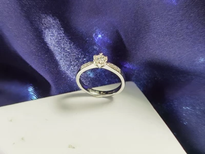 แหวนเพชร Nadine Flanked