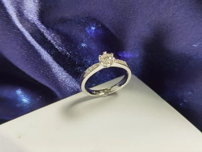 แหวนเพชร Nadine Flanked