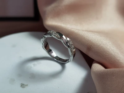 แหวนเพชร Sylvie Twist