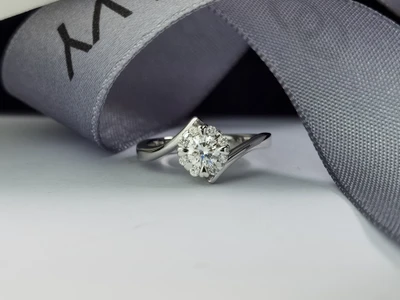 แหวนเพชร Rosette Bezel