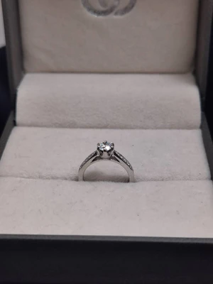 แหวนเพชร Ines Duo