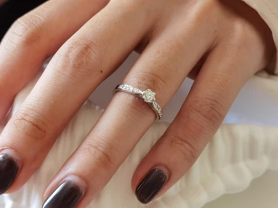 แหวนเพชร Mila Flanked