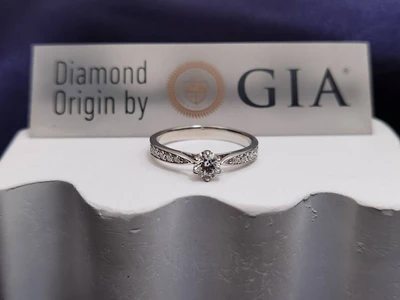 แหวนเพชร Saskia Flanked