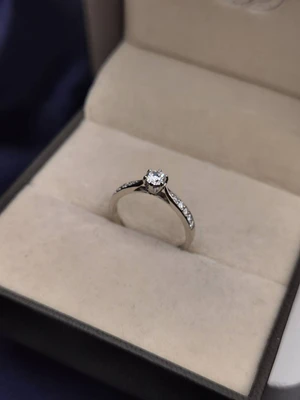 แหวนเพชร Saskia Flanked