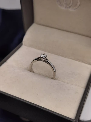 แหวนเพชร Saskia Flanked