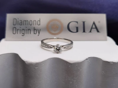 แหวนเพชร Saskia Flanked