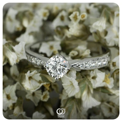 แหวนเพชร Coraline Flanked